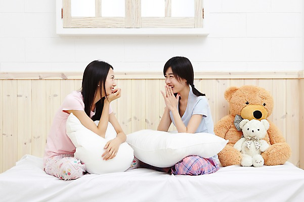 포토 JPG 전신 모델 학생 라이프스타일 여자 인형 대학생 포즈 창문 베개 침구 모션 양갈래머리 대학생라이프 실내 이야기 대화 미소 웃음 사람 앉기 동양인 20대 성인 두명 라이프 앞모습 친구 인테리어 캠퍼스라이프 턱괴기 곰인형 잠옷 한국인 침대 오브젝트 파자마파티 손모으기 입가림 수다 여자만 성인여자만 청년만 청년여자만 성인만 국내포토 헤어스타일 디자인 옷 뷰포인트 가구 관계 표정 말하기 인종 손짓 청년 내부 생활 파티 가림 파일형식