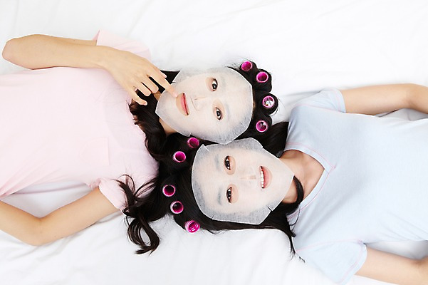 포토 JPG 모델 학생 라이프스타일 여자 여유 대학생 포즈 침구 모션 대학생라이프 휴식 실내 미소 웃음 사람 동양인 상반신 20대 성인 두명 라이프 앞모습 친구 인테리어 하이앵글 눕기 뷰티 캠퍼스라이프 잠옷 한국인 침대 피부 즐거움 오브젝트 파자마파티 헤어롤 팩 마스크팩 여자만 성인여자만 청년만 청년여자만 성인만 국내포토 디자인 옷 감정 뷰포인트 가구 컨셉 관계 표정 인종 청년 내부 생활 신체부위 파티 화장품 미용용품 파일형식