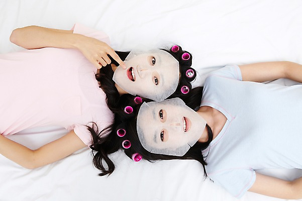 포토 JPG 모델 학생 라이프스타일 여자 대학생 포즈 침구 모션 대학생라이프 실내 미소 웃음 사람 동양인 상반신 20대 성인 두명 라이프 앞모습 친구 인테리어 하이앵글 눕기 뷰티 캠퍼스라이프 잠옷 한국인 침대 피부 오브젝트 파자마파티 헤어롤 팩 마스크팩 여자만 성인여자만 청년만 청년여자만 성인만 국내포토 디자인 옷 뷰포인트 가구 관계 표정 인종 청년 내부 생활 신체부위 파티 화장품 미용용품 파일형식