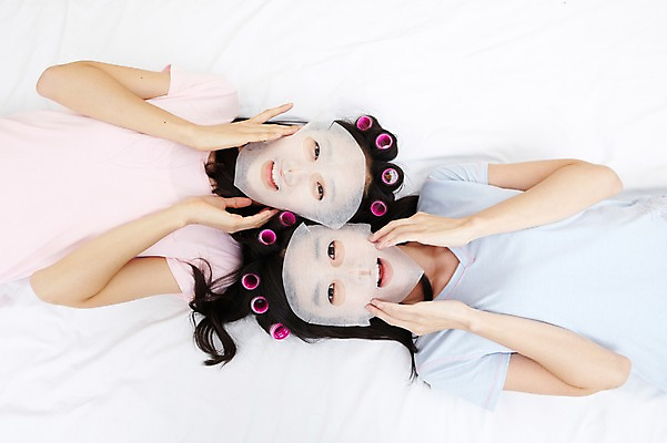 포토 JPG 모델 학생 라이프스타일 여자 대학생 포즈 침구 모션 대학생라이프 실내 미소 웃음 사람 동양인 상반신 20대 성인 두명 라이프 앞모습 친구 인테리어 하이앵글 눕기 뷰티 캠퍼스라이프 잠옷 한국인 침대 피부 오브젝트 파자마파티 헤어롤 팩 마스크팩 여자만 성인여자만 청년만 청년여자만 성인만 국내포토 디자인 옷 뷰포인트 가구 관계 표정 인종 청년 내부 생활 신체부위 파티 화장품 미용용품 파일형식