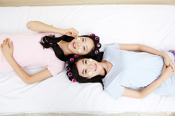 포토 JPG 모델 학생 라이프스타일 여자 대학생 포즈 침구 모션 대학생라이프 오이 실내 미소 웃음 사람 동양인 손짓 상반신 20대 성인 두명 라이프 앞모습 친구 인테리어 하이앵글 눕기 뷰티 캠퍼스라이프 잠옷 한국인 침대 마사지 피부 오브젝트 파자마파티 헤어롤 오이마사지 여자만 성인여자만 청년만 청년여자만 성인만 국내포토 디자인 옷 뷰포인트 가구 채소 관계 표정 인종 청년 내부 생활 신체부위 파티 미용용품 파일형식