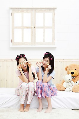 포토 JPG 전신 모델 학생 라이프스타일 여자 여유 인형 대학생 포즈 창문 침구 모션 대학생라이프 휴식 오이 실내 미소 웃음 사람 앉기 동양인 20대 성인 두명 라이프 앞모습 친구 인테리어 뷰티 캠퍼스라이프 곰인형 잠옷 한국인 침대 마사지 피부 즐거움 오브젝트 파자마파티 헤어롤 오이마사지 여자만 성인여자만 청년만 청년여자만 성인만 국내포토 디자인 옷 감정 뷰포인트 가구 컨셉 채소 관계 표정 인종 청년 내부 생활 신체부위 파티 미용용품 파일형식