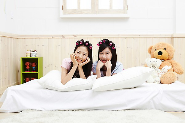 포토 JPG 전신 모델 학생 라이프스타일 여자 인형 대학생 포즈 창문 베개 침구 모션 대학생라이프 실내 미소 웃음 사람 동양인 20대 성인 두명 라이프 앞모습 친구 인테리어 눕기 캠퍼스라이프 턱괴기 곰인형 잠옷 한국인 침대 오브젝트 파자마파티 장식장 헤어롤 손모으기 여자만 성인여자만 청년만 청년여자만 성인만 국내포토 디자인 옷 뷰포인트 가구 관계 표정 인종 손짓 청년 내부 생활 파티 미용용품 파일형식