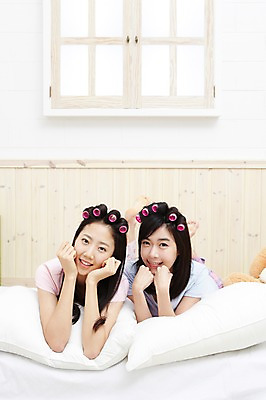 포토 JPG 전신 모델 학생 라이프스타일 여자 여유 대학생 포즈 창문 베개 침구 모션 대학생라이프 휴식 실내 미소 웃음 사람 동양인 20대 성인 두명 라이프 앞모습 친구 인테리어 눕기 캠퍼스라이프 턱괴기 잠옷 한국인 침대 즐거움 오브젝트 파자마파티 헤어롤 여자만 성인여자만 청년만 청년여자만 성인만 국내포토 디자인 옷 감정 뷰포인트 가구 컨셉 관계 표정 인종 청년 내부 생활 파티 미용용품 파일형식