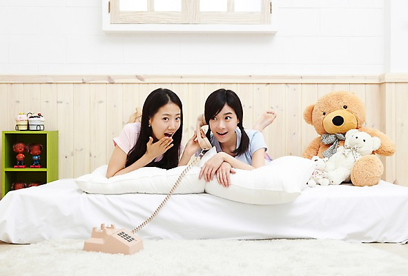 포토 JPG 전신 모델 학생 라이프스타일 여자 여유 인형 대학생 포즈 베개 침구 양갈래머리 대학생라이프 휴식 실내 웃음 사람 동양인 손짓 20대 성인 두명 라이프 앞모습 친구 인테리어 눕기 캠퍼스라이프 곰인형 잠옷 한국인 침대 주머니 전화기 즐거움 오브젝트 파자마파티 장식장 통화 입가림 여자만 성인여자만 청년만 청년여자만 성인만 국내포토 헤어스타일 디자인 옷 감정 뷰포인트 가구 컨셉 관계 모션 표정 인종 청년 내부 생활 파티 가림 파일형식