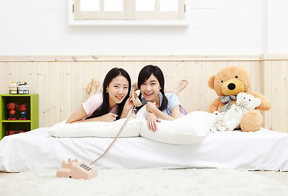 포토 JPG 전신 모델 학생 라이프스타일 여자 여유 인형 대학생 포즈 창문 베개 침구 모션 양갈래머리 대학생라이프 휴식 실내 미소 웃음 사람 동양인 20대 성인 두명 라이프 앞모습 친구 인테리어 눕기 캠퍼스라이프 곰인형 잠옷 한국인 침대 전화기 즐거움 오브젝트 파자마파티 장식장 통화 여자만 성인여자만 청년만 청년여자만 성인만 국내포토 헤어스타일 디자인 옷 감정 뷰포인트 가구 컨셉 관계 표정 인종 청년 내부 생활 파티 파일형식