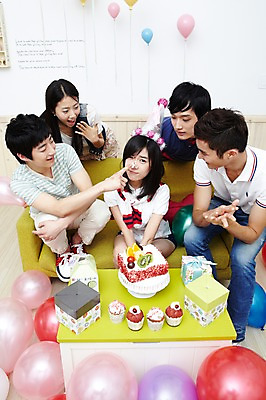 포토 JPG 학생 라이프스타일 여자 기념일 남자 음식 대학생 포즈 셔츠 티셔츠 바지 대학생라이프 실내 선물 웃음 사람 앉기 동양인 손짓 여러명 상반신 20대 성인 라이프 친구 선물상자 케이크 캠퍼스라이프 고깔모자 한국인 반팔티셔츠 청바지 축하 생일파티 생일 즐거움 이벤트용품 파티용품 풍선 묻은 생일상 청년만 성인만 국내포토 모자_잡화 감정 다수 컨셉 상의 관계 모션 하의 디저트 표정 인종 이벤트 청년 내부 생활 상자 파티 오브젝트 파일형식