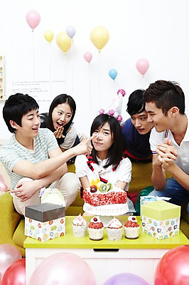 포토 JPG 학생 라이프스타일 여자 기념일 남자 음식 대학생 포즈 셔츠 티셔츠 바지 대학생라이프 실내 선물 웃음 사람 앉기 동양인 손짓 여러명 상반신 20대 성인 라이프 친구 선물상자 케이크 캠퍼스라이프 고깔모자 한국인 반팔티셔츠 청바지 축하 생일파티 생일 즐거움 이벤트용품 파티용품 풍선 묻은 생일상 청년만 성인만 국내포토 모자_잡화 감정 다수 컨셉 상의 관계 모션 하의 디저트 표정 인종 이벤트 청년 내부 생활 상자 파티 오브젝트 파일형식