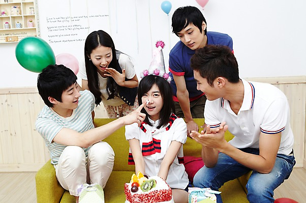 포토 JPG 학생 라이프스타일 여자 기념일 남자 음식 대학생 포즈 셔츠 티셔츠 바지 대학생라이프 함께함 실내 선물 웃음 사람 앉기 동양인 손짓 여러명 상반신 20대 성인 라이프 친구 선물상자 케이크 캠퍼스라이프 고깔모자 한국인 반팔티셔츠 청바지 축하 생일파티 생일 즐거움 이벤트용품 파티용품 풍선 묻은 청년만 성인만 국내포토 모자_잡화 감정 다수 컨셉 상의 관계 모션 하의 디저트 표정 인종 이벤트 청년 내부 생활 상자 파티 오브젝트 파일형식