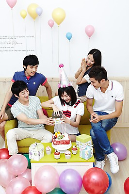 포토 JPG 전신 학생 라이프스타일 여자 기념일 남자 음식 대학생 포즈 셔츠 티셔츠 바지 대학생라이프 실내 선물 웃음 사람 앉기 동양인 손짓 여러명 20대 성인 라이프 친구 선물상자 케이크 캠퍼스라이프 고깔모자 한국인 반팔티셔츠 청바지 축하 생일파티 생일 즐거움 이벤트용품 파티용품 풍선 손모으기 생일상 청년만 성인만 열어보기 국내포토 모자_잡화 감정 다수 컨셉 상의 관계 모션 하의 디저트 표정 인종 이벤트 청년 내부 생활 상자 파티 오브젝트 파일형식