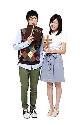 포토 JPG 스튜디오촬영 전신 모델 학생 라이프스타일 여자 남자 기독교 종교 안경 구두 대학생 포즈 십자가 셔츠 남방 바지 종교용품 모션 대학생라이프 기독교용품 실내 서기 누끼 사람 동양인 손짓 20대 성인 두명 라이프 앞모습 친구 치마 캠퍼스라이프 성경 한국인 반팔티셔츠 단발머리 기독교인 종교인 스니커즈 즐거움 블라우스 긴팔티셔츠 십자가모양 청년만 성인만 국내포토 모양 헤어스타일 잡화 감정 뷰포인트 운동화 신발 상의 티셔츠 관계 하의 인종 청년 내부 생활 파일형식