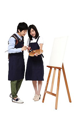 포토 JPG 스튜디오촬영 전신 모델 학생 라이프스타일 여자 남자 구두 대학생 포즈 운동화 셔츠 남방 모션 대학생라이프 실내 미술 서기 미소 웃음 누끼 사람 동양인 손짓 20대 성인 취미 두명 라이프 앞모습 친구 캠퍼스라이프 앞치마 물감 미술도구 기쁨 한국인 반팔티셔츠 청바지 붓 단발머리 팔레트 받침대 즐거움 이젤 화가 긴팔티셔츠 청년만 성인만 국내포토 직업 헤어스타일 감정 뷰포인트 신발 상의 티셔츠 바지 관계 문화예술 표정 인종 청년 내부 생활 오브젝트 파일형식