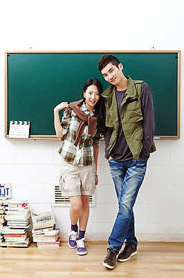 포토 JPG 전신 학생 라이프스타일 긴머리 커플 여자 남자 대학생 포즈 운동화 셔츠 반바지 바지 생머리 대학생라이프 실내 서기 웃음 사람 동양인 손짓 20대 성인 두명 라이프 앞모습 책 친구 쌓기 캠퍼스라이프 칠판 다정 한국인 청바지 조끼 짝 짝꿍 카디건 캠퍼스커플 청년만 성인만 국내포토 헤어스타일 뷰포인트 신발 컨셉 상의 관계 모션 하의 표정 인종 청년 내부 생활 외투 파일형식