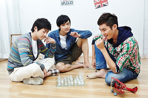 포토 JPG 전신 학생 라이프스타일 남자 대학생 포즈 셔츠 반바지 바지 놀이 대학생라이프 비행기 실내 실내화 웃음 사람 앉기 동양인 손짓 20대 성인 라이프 앞모습 세명 친구 인테리어 장난감 캠퍼스라이프 한국인 게임 청바지 말 체스말 체스 카디건 즐거움 오브젝트 고민 체스판 체스게임 키덜트 남자만 성인남자만 청년만 청년남자만 성인만 국내포토 디자인 감정 뷰포인트 신발 상의 관계 항공교통 모션 하의 대중교통 표정 인종 청년 내부 생활 외투 파일형식