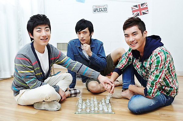 포토 JPG 전신 학생 라이프스타일 남자 대학생 포즈 셔츠 반바지 바지 놀이 대학생라이프 실내 실내화 웃음 사람 앉기 동양인 손짓 20대 성인 라이프 앞모습 세명 친구 인테리어 손잡기 캠퍼스라이프 한국인 게임 청바지 잡기 말 체스말 체스 카디건 즐거움 오브젝트 체스판 체스게임 남자만 성인남자만 청년만 청년남자만 성인만 국내포토 디자인 감정 뷰포인트 신발 상의 관계 모션 하의 표정 인종 청년 내부 생활 외투 파일형식
