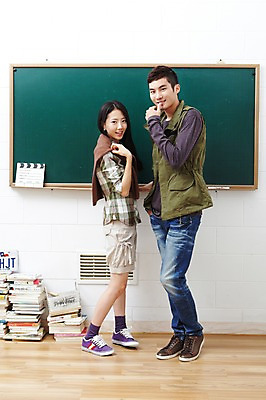 포토 JPG 전신 학생 라이프스타일 긴머리 커플 여자 남자 대학생 포즈 운동화 셔츠 반바지 바지 생머리 대학생라이프 실내 서기 웃음 사람 동양인 손짓 20대 성인 두명 라이프 옆모습 책 친구 손들기 쌓기 캠퍼스라이프 칠판 한국인 청바지 조끼 짝 짝꿍 카디건 캠퍼스커플 청년만 성인만 국내포토 헤어스타일 뷰포인트 신발 상의 관계 모션 하의 표정 인종 청년 내부 생활 외투 파일형식