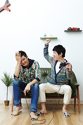 포토 JPG 전신 학생 라이프스타일 남자 화분 대학생 포즈 셔츠 의자 바지 놀이 대학생라이프 선반 실내 실내화 웃음 사람 앉기 동양인 손짓 20대 성인 취미 두명 라이프 앞모습 장식 친구 인테리어 캠퍼스라이프 한국인 게임 청바지 우승 게임기 카디건 즐거움 오브젝트 승패 남자만 성인남자만 청년만 청년남자만 성인만 국내포토 디자인 감정 뷰포인트 가구 신발 상의 관계 모션 하의 표정 인종 청년 내부 생활 외투 최고 파일형식