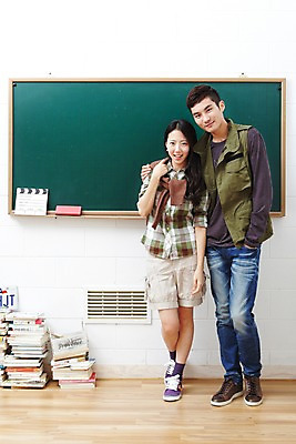 포토 JPG 전신 학생 라이프스타일 긴머리 커플 여자 남자 대학생 포즈 운동화 셔츠 반바지 바지 생머리 어깨동무 대학생라이프 실내 서기 웃음 사람 동양인 손짓 20대 성인 두명 라이프 앞모습 책 친구 쌓기 캠퍼스라이프 칠판 다정 한국인 청바지 조끼 짝 짝꿍 클래퍼보드 카디건 캠퍼스커플 연애 청년만 성인만 국내포토 헤어스타일 뷰포인트 신발 컨셉 상의 관계 모션 하의 표정 인종 청년 내부 생활 외투 파일형식