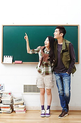 포토 JPG 전신 학생 라이프스타일 긴머리 커플 시선 여자 남자 대학생 포즈 운동화 셔츠 반바지 바지 생머리 어깨동무 대학생라이프 실내 서기 웃음 사람 동양인 손짓 20대 성인 두명 라이프 책 친구 쌓기 캠퍼스라이프 칠판 한국인 검지손가락 청바지 가리킴 조끼 짝 짝꿍 클래퍼보드 카디건 캠퍼스커플 청년만 성인만 국내포토 헤어스타일 신발 상의 손가락 관계 모션 하의 표정 인종 청년 내부 생활 외투 파일형식