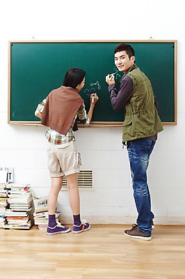 포토 JPG 전신 학생 라이프스타일 긴머리 여자 남자 대학생 포즈 운동화 셔츠 반바지 바지 생머리 대학생라이프 실내 서기 웃음 사람 동양인 손짓 20대 성인 두명 라이프 뒷모습 책 친구 쌓기 캠퍼스라이프 칠판 한국인 청바지 조끼 낙서 카디건 분필 백묵 청년만 성인만 국내포토 헤어스타일 뷰포인트 신발 상의 관계 모션 하의 표정 인종 청년 내부 생활 외투 초크 파일형식