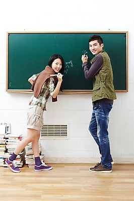 포토 JPG 전신 학생 라이프스타일 긴머리 여자 남자 대학생 포즈 운동화 셔츠 반바지 바지 생머리 대학생라이프 실내 서기 웃음 사람 동양인 손짓 20대 성인 두명 라이프 뒷모습 책 친구 쌓기 캠퍼스라이프 칠판 한국인 청바지 조끼 뒤돌아보기 낙서 카디건 분필 백묵 청년만 성인만 국내포토 헤어스타일 뷰포인트 신발 상의 관계 모션 하의 표정 인종 청년 내부 생활 외투 초크 파일형식