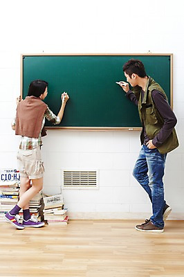 포토 JPG 전신 학생 라이프스타일 긴머리 여자 교육 남자 대학생 포즈 운동화 셔츠 반바지 바지 생머리 대학생라이프 실내 서기 웃음 사람 동양인 손짓 20대 성인 두명 라이프 책 친구 쌓기 캠퍼스라이프 칠판 한국인 청바지 조끼 카디건 분필 백묵 청년만 성인만 국내포토 헤어스타일 신발 상의 관계 모션 하의 표정 인종 청년 내부 생활 외투 초크 파일형식