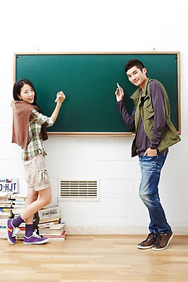 포토 JPG 전신 학생 라이프스타일 긴머리 여자 교육 남자 대학생 포즈 운동화 셔츠 반바지 바지 생머리 대학생라이프 실내 서기 웃음 사람 동양인 손짓 20대 성인 두명 라이프 앞모습 책 친구 쌓기 캠퍼스라이프 칠판 한국인 청바지 조끼 카디건 분필 백묵 청년만 성인만 국내포토 헤어스타일 뷰포인트 신발 상의 관계 모션 하의 표정 인종 청년 내부 생활 외투 초크 파일형식