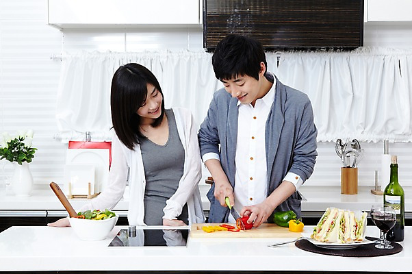 포토 JPG 학생 라이프스타일 그릇 접시 커플 여자 남자 음식 대학생 포즈 포크 와인잔 식재료 피망 대학생라이프 파프리카 도마 쟁반 실내 샌드위치 요리 서기 웃음 사람 동양인 손짓 상반신 20대 성인 두명 라이프 앞모습 인테리어 주방 와인 캠퍼스라이프 꽃병 다정 샐러드 한국인 알코올 칼 과실주 자르기 카디건 와인병 캠퍼스커플 요리중 청년만 성인만 국내포토 식기 디자인 꽃 뷰포인트 컨셉 채소 술잔 관계 모션 주방용품 병_용기 주류 표정 인종 청년 내부 생활 외투 파일형식