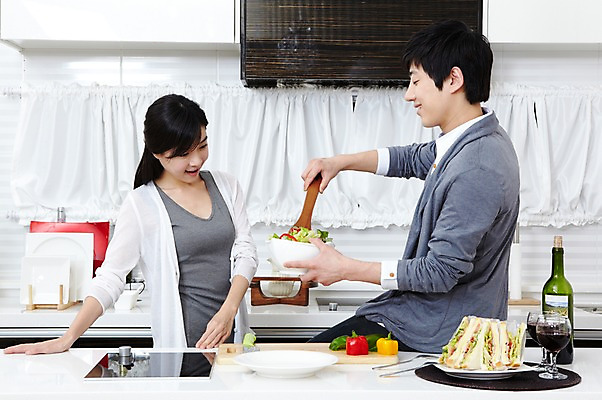 포토 JPG 학생 라이프스타일 그릇 접시 커플 여자 남자 음식 대학생 포즈 포크 와인잔 식재료 피망 대학생라이프 파프리카 도마 쟁반 실내 샌드위치 요리 서기 웃음 사람 동양인 손짓 상반신 20대 성인 두명 라이프 앞모습 인테리어 주방 와인 캠퍼스라이프 꽃병 다정 샐러드 한국인 알코올 칼 과실주 카디건 와인병 캠퍼스커플 요리중 청년만 성인만 국내포토 식기 디자인 꽃 뷰포인트 컨셉 채소 술잔 관계 모션 주방용품 병_용기 주류 표정 인종 청년 내부 생활 외투 파일형식