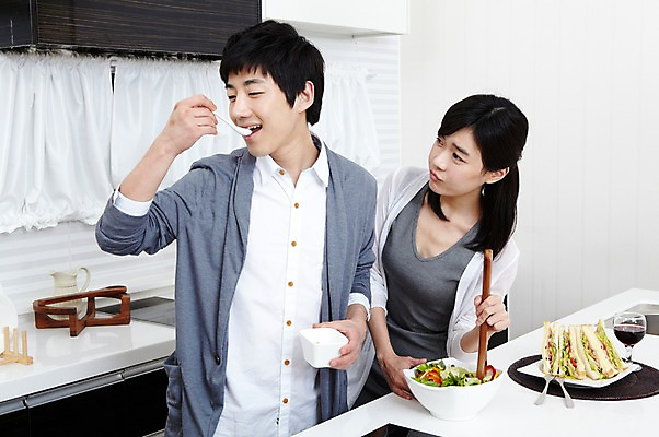 포토 JPG 학생 라이프스타일 그릇 접시 커플 여자 남자 음식 대학생 포즈 포크 와인잔 대학생라이프 쟁반 실내 샌드위치 요리 서기 웃음 사람 동양인 손짓 상반신 20대 성인 두명 라이프 앞모습 인테리어 주방 와인 캠퍼스라이프 다정 샐러드 한국인 알코올 과실주 카디건 와인병 캠퍼스커플 요리중 청년만 성인만 국내포토 식기 디자인 뷰포인트 컨셉 술잔 관계 모션 병_용기 주류 표정 인종 청년 내부 생활 외투 파일형식