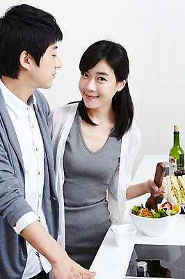 포토 JPG 학생 라이프스타일 그릇 접시 커플 여자 남자 음식 대학생 포즈 대학생라이프 실내 샌드위치 서기 웃음 사람 동양인 손짓 상반신 20대 성인 두명 라이프 앞모습 인테리어 주방 와인 캠퍼스라이프 다정 샐러드 한국인 알코올 과실주 카디건 와인병 캠퍼스커플 청년만 성인만 국내포토 식기 디자인 뷰포인트 컨셉 관계 모션 병_용기 주류 표정 인종 청년 내부 생활 외투 파일형식