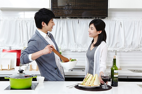 포토 JPG 학생 라이프스타일 그릇 접시 커플 여자 남자 음식 대학생 포즈 포크 와인잔 식재료 피망 대학생라이프 파프리카 쟁반 실내 샌드위치 요리 서기 웃음 들기 사람 동양인 손짓 상반신 20대 성인 두명 라이프 앞모습 인테리어 주방 와인 캠퍼스라이프 꽃병 다정 샐러드 한국인 뚜껑 알코올 과실주 냄비 카디건 와인병 캠퍼스커플 요리중 청년만 성인만 국내포토 식기 디자인 꽃 뷰포인트 컨셉 채소 술잔 관계 모션 병_용기 주류 표정 인종 청년 내부 생활 외투 솥 파일형식