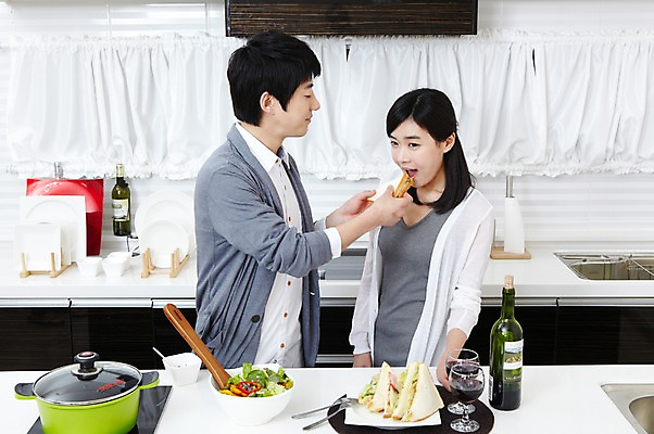 포토 JPG 학생 라이프스타일 그릇 접시 커플 여자 남자 음식 대학생 포즈 포크 와인잔 대학생라이프 쟁반 실내 샌드위치 서기 웃음 사람 동양인 손짓 상반신 20대 성인 두명 라이프 앞모습 인테리어 주방 와인 캠퍼스라이프 다정 샐러드 한국인 뚜껑 알코올 과실주 냄비 먹기 카디건 와인병 캠퍼스커플 청년만 성인만 국내포토 식기 디자인 뷰포인트 컨셉 술잔 관계 모션 병_용기 주류 표정 인종 청년 내부 생활 외투 솥 파일형식