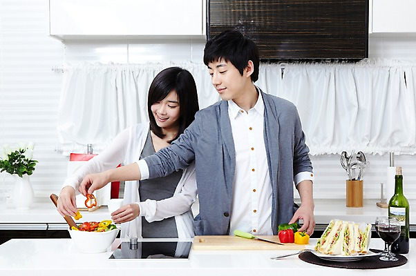 포토 JPG 학생 라이프스타일 그릇 접시 커플 여자 남자 음식 대학생 포즈 포크 와인잔 식재료 피망 대학생라이프 파프리카 도마 쟁반 실내 샌드위치 요리 서기 웃음 사람 동양인 손짓 상반신 20대 성인 두명 라이프 앞모습 인테리어 주방 와인 캠퍼스라이프 꽃병 다정 샐러드 한국인 알코올 칼 과실주 카디건 와인병 캠퍼스커플 요리중 청년만 성인만 국내포토 식기 디자인 꽃 뷰포인트 컨셉 채소 술잔 관계 모션 주방용품 병_용기 주류 표정 인종 청년 내부 생활 외투 파일형식