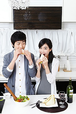 포토 JPG 학생 라이프스타일 그릇 접시 커플 여자 남자 음식 대학생 포즈 포크 와인잔 대학생라이프 쟁반 실내 샌드위치 서기 웃음 사람 동양인 손짓 상반신 20대 성인 두명 라이프 앞모습 인테리어 주방 와인 캠퍼스라이프 다정 샐러드 한국인 알코올 과실주 먹기 카디건 와인병 캠퍼스커플 청년만 성인만 국내포토 식기 디자인 뷰포인트 컨셉 술잔 관계 모션 병_용기 주류 표정 인종 청년 내부 생활 외투 파일형식