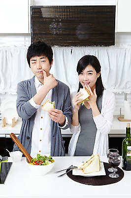 포토 JPG 학생 라이프스타일 그릇 접시 커플 여자 남자 음식 대학생 포즈 포크 와인잔 대학생라이프 쟁반 실내 샌드위치 서기 웃음 사람 동양인 손짓 상반신 20대 성인 두명 라이프 앞모습 인테리어 손들기 주방 와인 캠퍼스라이프 다정 샐러드 한국인 알코올 과실주 카디건 와인병 캠퍼스커플 입가림 청년만 성인만 국내포토 식기 디자인 뷰포인트 컨셉 술잔 관계 모션 병_용기 주류 표정 인종 청년 내부 생활 외투 가림 파일형식