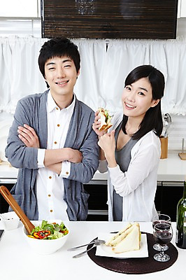 포토 JPG 학생 라이프스타일 그릇 접시 커플 여자 남자 음식 대학생 포즈 포크 와인잔 대학생라이프 쟁반 실내 샌드위치 서기 웃음 사람 동양인 손짓 상반신 20대 성인 두명 라이프 앞모습 인테리어 팔짱 주방 와인 캠퍼스라이프 다정 샐러드 한국인 알코올 과실주 카디건 와인병 캠퍼스커플 청년만 성인만 국내포토 식기 디자인 뷰포인트 컨셉 술잔 관계 모션 병_용기 주류 표정 인종 청년 내부 생활 외투 파일형식