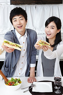 포토 JPG 학생 라이프스타일 그릇 접시 커플 여자 남자 음식 대학생 포즈 포크 와인잔 대학생라이프 쟁반 실내 샌드위치 서기 웃음 들기 사람 동양인 손짓 상반신 20대 성인 두명 라이프 앞모습 인테리어 주방 와인 캠퍼스라이프 다정 샐러드 한국인 알코올 과실주 카디건 캠퍼스커플 청년만 성인만 국내포토 식기 디자인 뷰포인트 컨셉 술잔 관계 모션 주류 표정 인종 청년 내부 생활 외투 파일형식