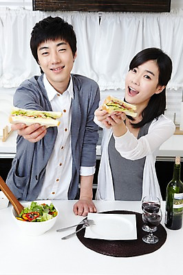 포토 JPG 학생 라이프스타일 그릇 접시 커플 여자 남자 음식 대학생 포즈 포크 와인잔 대학생라이프 쟁반 실내 샌드위치 서기 웃음 들기 사람 동양인 손짓 상반신 20대 성인 두명 라이프 앞모습 인테리어 주방 와인 캠퍼스라이프 다정 샐러드 한국인 알코올 과실주 카디건 와인병 캠퍼스커플 청년만 성인만 국내포토 식기 디자인 뷰포인트 컨셉 술잔 관계 모션 병_용기 주류 표정 인종 청년 내부 생활 외투 파일형식