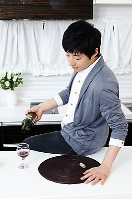 포토 JPG 학생 라이프스타일 그릇 접시 남자 대학생 포즈 셔츠 와인잔 대학생라이프 쟁반 실내 한명 서기 들기 사람 동양인 손짓 상반신 20대 성인 라이프 앞모습 인테리어 주방 와인 캠퍼스라이프 꽃병 한국인 알코올 붓기 과실주 카디건 와인병 코르크 남자만 남자한명만 성인남자만 청년만 청년남자만 청년남자한명만 성인한명만 성인남자한명만 성인만 혼족 국내포토 1 식기 디자인 꽃 뷰포인트 상의 술잔 모션 병_용기 주류 인종 청년 내부 생활 외투 싱글라이프 파일형식