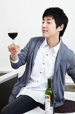 포토 JPG 학생 라이프스타일 남자 대학생 포즈 셔츠 와인잔 대학생라이프 쟁반 실내 한명 서기 들기 사람 동양인 손짓 상반신 20대 성인 라이프 앞모습 인테리어 주방 와인 캠퍼스라이프 한국인 알코올 과실주 카디건 와인병 남자만 남자한명만 성인남자만 청년만 청년남자만 청년남자한명만 성인한명만 성인남자한명만 성인만 혼족 국내포토 1 디자인 뷰포인트 상의 술잔 모션 병_용기 주류 인종 청년 내부 생활 외투 싱글라이프 파일형식