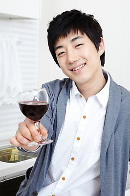 포토 JPG 학생 라이프스타일 남자 대학생 포즈 셔츠 와인잔 대학생라이프 실내 한명 서기 웃음 들기 사람 동양인 손짓 상반신 20대 성인 라이프 앞모습 인테리어 주방 와인 캠퍼스라이프 한국인 알코올 과실주 카디건 주기 남자만 남자한명만 성인남자만 청년만 청년남자만 청년남자한명만 성인한명만 성인남자한명만 성인만 혼족 국내포토 1 디자인 뷰포인트 상의 술잔 모션 주류 표정 인종 청년 내부 생활 외투 싱글라이프 파일형식