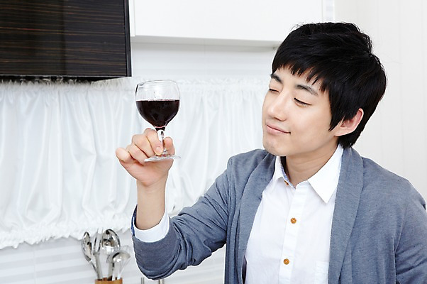 포토 JPG 학생 라이프스타일 남자 대학생 포즈 셔츠 와인잔 대학생라이프 실내 한명 서기 들기 사람 동양인 손짓 상반신 20대 성인 라이프 앞모습 인테리어 주방 와인 눈감음 캠퍼스라이프 한국인 알코올 과실주 카디건 음미 남자만 남자한명만 성인남자만 청년만 청년남자만 청년남자한명만 성인한명만 성인남자한명만 성인만 혼족 국내포토 1 디자인 뷰포인트 상의 술잔 모션 주류 인종 청년 내부 생활 외투 싱글라이프 파일형식