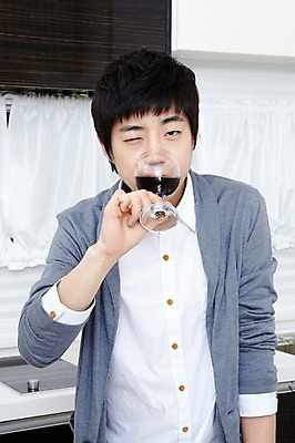 포토 JPG 학생 라이프스타일 남자 대학생 포즈 셔츠 와인잔 대학생라이프 실내 윙크 한명 서기 사람 동양인 손짓 상반신 20대 성인 라이프 앞모습 인테리어 주방 와인 캠퍼스라이프 한국인 마시기 알코올 과실주 카디건 남자만 남자한명만 성인남자만 청년만 청년남자만 청년남자한명만 성인한명만 성인남자한명만 성인만 혼족 국내포토 1 디자인 뷰포인트 상의 술잔 모션 주류 표정 인종 청년 내부 생활 외투 싱글라이프 파일형식