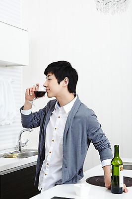 포토 JPG 학생 라이프스타일 그릇 접시 남자 대학생 포즈 셔츠 와인잔 대학생라이프 쟁반 실내 한명 서기 들기 사람 동양인 손짓 상반신 20대 성인 라이프 앞모습 인테리어 주방 와인 캠퍼스라이프 한국인 마시기 알코올 과실주 카디건 와인병 남자만 남자한명만 성인남자만 청년만 청년남자만 청년남자한명만 성인한명만 성인남자한명만 성인만 혼족 국내포토 1 식기 디자인 뷰포인트 상의 술잔 모션 병_용기 주류 인종 청년 내부 생활 외투 싱글라이프 파일형식