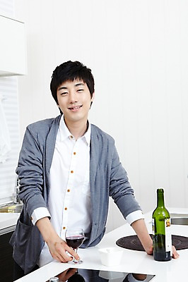 포토 JPG 학생 라이프스타일 그릇 접시 남자 대학생 포즈 셔츠 와인잔 대학생라이프 쟁반 실내 한명 서기 웃음 사람 동양인 손짓 상반신 20대 성인 라이프 앞모습 인테리어 주방 와인 캠퍼스라이프 한국인 알코올 과실주 카디건 와인병 남자만 남자한명만 성인남자만 청년만 청년남자만 청년남자한명만 성인한명만 성인남자한명만 성인만 혼족 국내포토 1 식기 디자인 뷰포인트 상의 술잔 모션 병_용기 주류 표정 인종 청년 내부 생활 외투 싱글라이프 파일형식