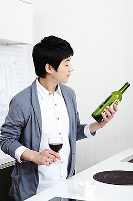 포토 JPG 학생 라이프스타일 그릇 접시 남자 대학생 포즈 셔츠 와인잔 대학생라이프 쟁반 실내 한명 서기 들기 사람 동양인 손짓 상반신 20대 성인 라이프 앞모습 인테리어 주방 와인 캠퍼스라이프 한국인 알코올 과실주 카디건 와인병 남자만 남자한명만 성인남자만 청년만 청년남자만 청년남자한명만 성인한명만 성인남자한명만 성인만 혼족 국내포토 1 식기 디자인 뷰포인트 상의 술잔 모션 병_용기 주류 인종 청년 내부 생활 외투 싱글라이프 파일형식