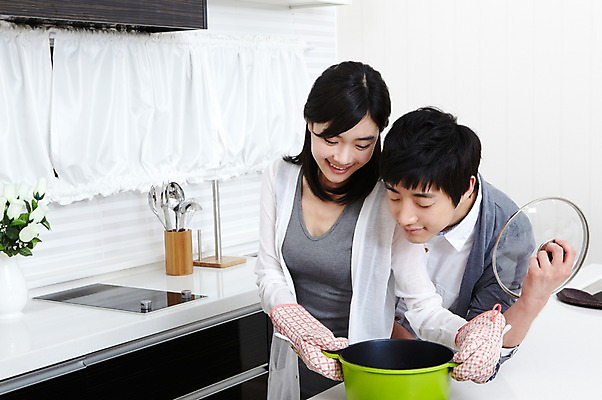 포토 JPG 학생 라이프스타일 커플 여자 남자 대학생 포즈 장갑 모션 주방용품 대학생라이프 실내 서기 미소 웃음 들기 사람 동양인 손짓 상반신 20대 성인 두명 라이프 앞모습 인테리어 주방 캠퍼스라이프 꽃병 다정 한국인 뚜껑 냄비 카디건 캠퍼스커플 청년만 성인만 국내포토 디자인 잡화 꽃 뷰포인트 생활용품 컨셉 관계 표정 인종 청년 내부 생활 외투 솥 파일형식