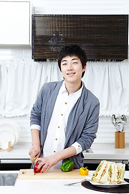 포토 JPG 학생 라이프스타일 그릇 접시 남자 음식 대학생 포즈 포크 셔츠 식재료 피망 대학생라이프 파프리카 도마 쟁반 실내 샌드위치 요리 한명 서기 웃음 사람 동양인 손짓 상반신 20대 성인 라이프 앞모습 인테리어 주방 캠퍼스라이프 한국인 칼 자르기 카디건 요리중 남자만 남자한명만 성인남자만 청년만 청년남자만 청년남자한명만 성인한명만 성인남자한명만 성인만 국내포토 1 식기 디자인 뷰포인트 상의 채소 모션 주방용품 표정 인종 청년 내부 생활 외투 파일형식