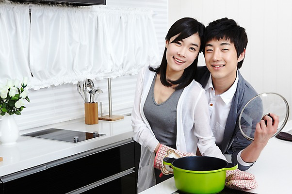 포토 JPG 학생 라이프스타일 커플 여자 남자 대학생 포즈 장갑 모션 주방용품 대학생라이프 실내 서기 미소 웃음 들기 사람 동양인 손짓 상반신 20대 성인 두명 라이프 앞모습 인테리어 주방 캠퍼스라이프 꽃병 다정 한국인 뚜껑 냄비 카디건 캠퍼스커플 청년만 성인만 국내포토 디자인 잡화 꽃 뷰포인트 생활용품 컨셉 관계 표정 인종 청년 내부 생활 외투 솥 파일형식